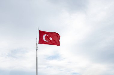 Türk ulusal bayrağı açık havada bir direğe asılı.