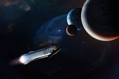 Uzaylı gezegenlerin arka planına sahip uzayda ağır bir yıldız gemisi. Bu görüntünün elementleri NASA tarafından desteklenmektedir.