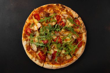 Domates soslu pizza, taze mozzarella, parmesan peyniri ve fesleğen..