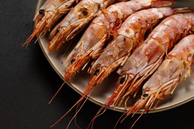 Limonlu ve sebzeli ızgara karides. Deniz ürünleri arka planı.