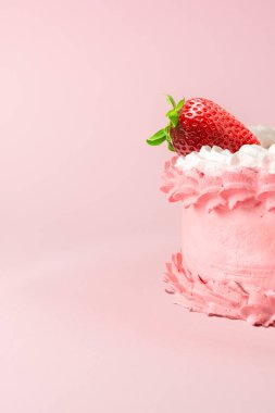 Pembe arka planda çilekli kek modeli. Asgari konsept.
