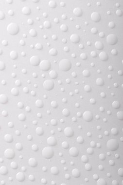 Beyaz arkaplanda su damlalarını kapatın. Üst görünüm.