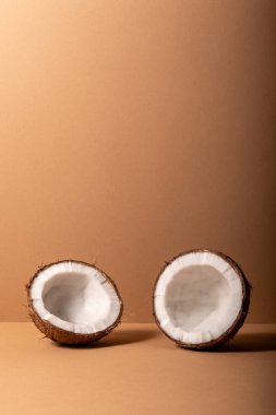 Parlak arka plan üzerinde kırık Hindistan cevizi. Yaz tropikal kavramı.