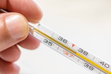 Elinle termometreyi tut. Sıcaklığı 37,5 derece kontrol et. Yani ateşi var..