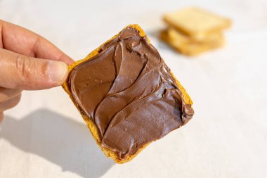 Elle tutulan çikolatalı fındık kremalı Rusk