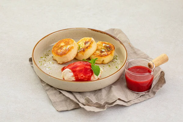Portion Russischer Quark Syrniki Pfannkuchen Mit Marmelade — Stockfoto