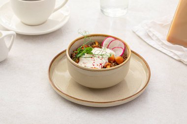 Ekşi krema ve mantarlı karabuğday lapası.