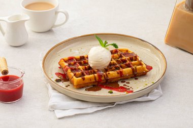 Dondurma ve reçelli Belçika waffle 'ı.