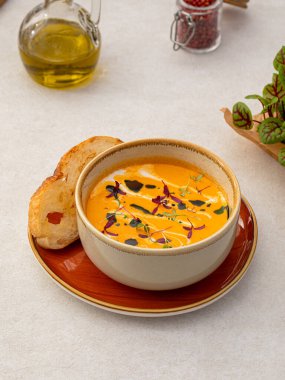 Sebzeli mercimek çorbası ve kızarmış ekmek.