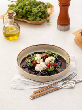 Stracciatella peynirli ve otlu kurutulmuş pancar salatası.