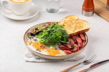 Kızarmış yumurta ve sosisli klasik İngiliz kahvaltısı.