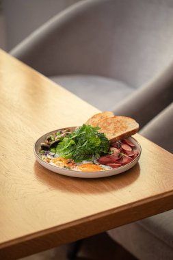 Kızarmış yumurta ve sosisli klasik İngiliz kahvaltısı.