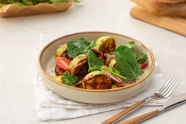 Portion Warmer Gourmet Salat Mit Kalb Und Zucchini — Stockfoto