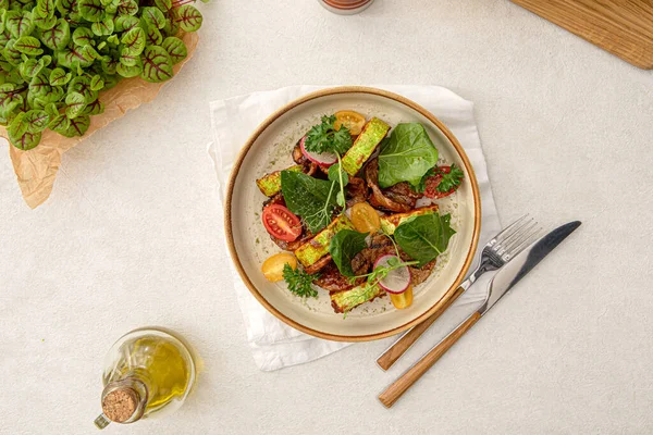 Dana Eti Kabaklı Gurme Salatası — Stok fotoğraf