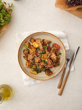 Susamlı çıtır çıtır patlıcan salatası.