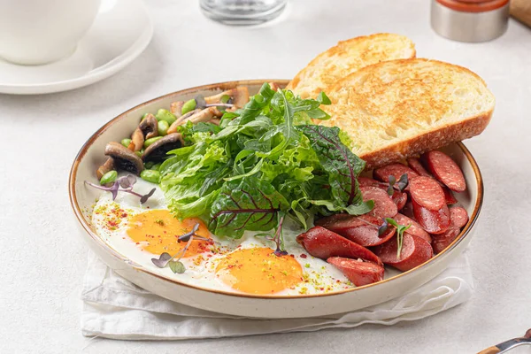 Классический Английский Завтрак Яичницей Колбасой — стоковое фото