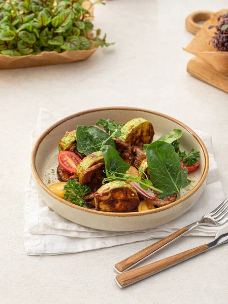 Portion Warmer Gourmet Salat Mit Kalb Und Zucchini — Stockfoto