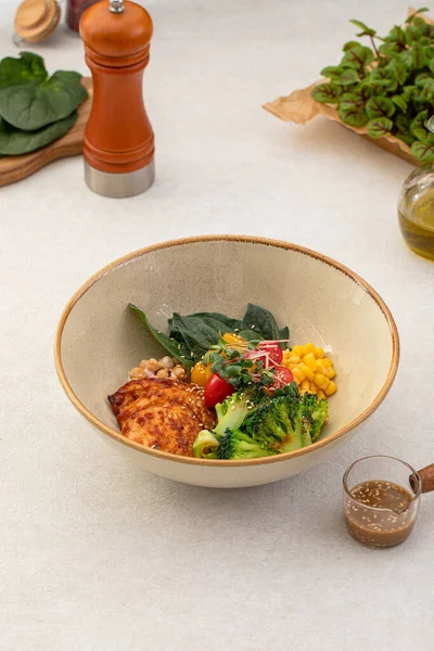 Portion Chicken Poke Bowl Mit Gemüse Und Mais — Stockfoto