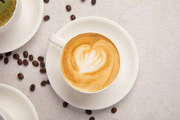 Top Tampilan Pada Secangkir Kopi Cappuccino Meja Putih — Stok Foto