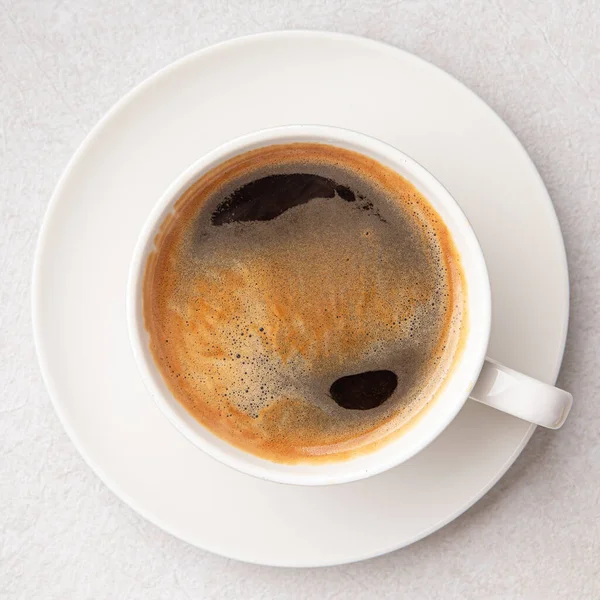 Draufsicht Auf Eine Tasse Schwarzen Amerikanischen Kaffee Auf Weißem Hintergrund — Stockfoto