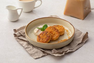 Kremalı Rus krep şurubu porsiyonu.