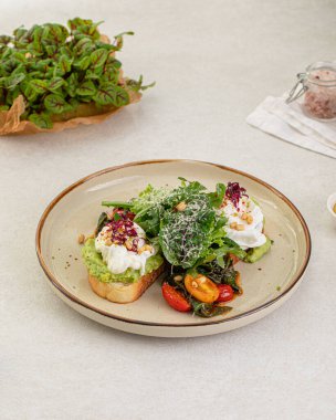 Bir porsiyon avokado tostu ve haşlanmış yumurta.