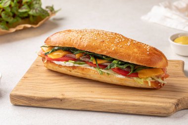 Sebzeli ve sebzeli etli sandviç.