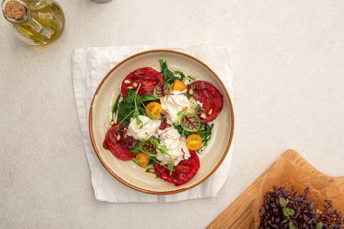 Izgara domates ve stracciatella peyniri.