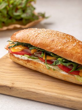 Sebzeli ve sebzeli etli sandviç.