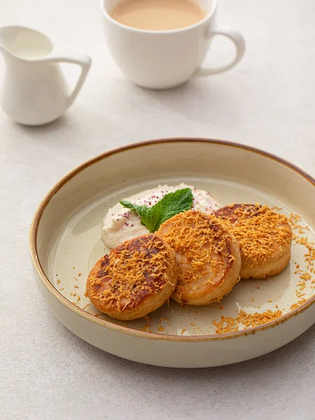 Portion Süße Russische Pfannkuchen Syrniki Mit Sahne — Stockfoto