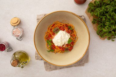 Peynirli arrabbiata soslu gurme spagetti.