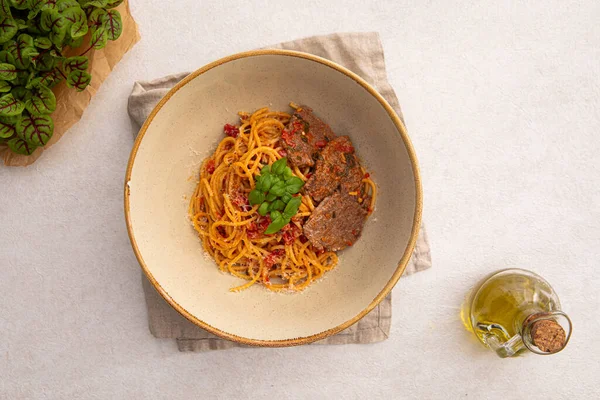 Porcja Smacznego Spaghetti Makaronu Arrabbiata Pieczoną Wołowiną — Zdjęcie stockowe