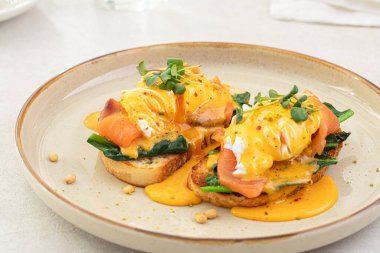 Somon ve otlu omlet ve kızarmış ekmek.