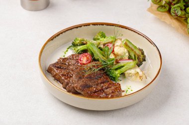 Sebze salatalı biftek.