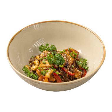 İzole edilmiş porsiyon soba eriştesi tavuklu.