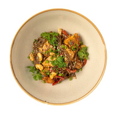 İzole edilmiş porsiyon soba eriştesi tavuklu.