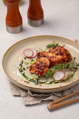 Izgara tavuk göğsü ve risotto.