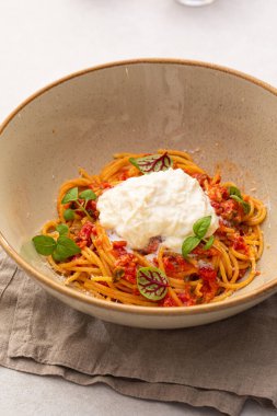 Biftekli arrabbiata soslu gurme spagetti.