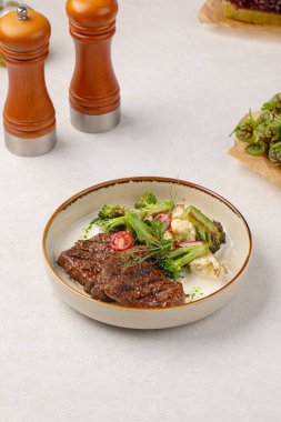 Sebze salatalı biftek.