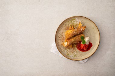 Kremalı ve reçelli krep dilimi.