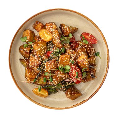 İzole edilmiş gurme çıtır patlıcan salatası.