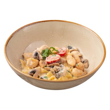 İzole edilmiş tavuk ve mantarlı alfredo makarna.