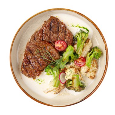 Biftek ve sebze salatasının ayrı bir karışımı.