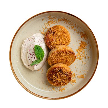 Kremalı Rus krep şurubu porsiyonu.