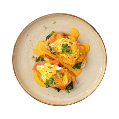 İzole edilmiş yumurtalı Benedict tostu ve somon kahvaltısı.