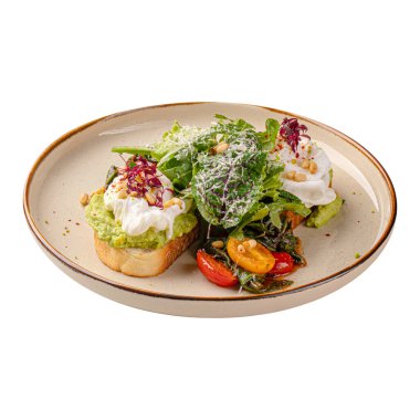 Bir porsiyon avokado tostu ve haşlanmış yumurta.