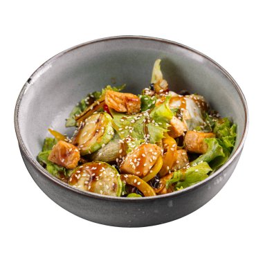 Beyaz arka planda kızarmış tavuk salatası.