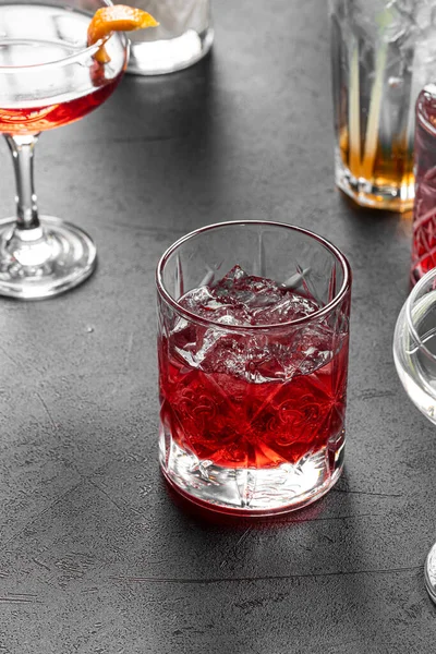 各種アルコールカクテルと異なるグラス — ストック写真