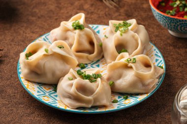 Buharda pişirilmiş tatar doğulu manti köftesi.