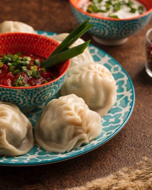 Buharda pişirilmiş tatar doğulu manti köftesi.